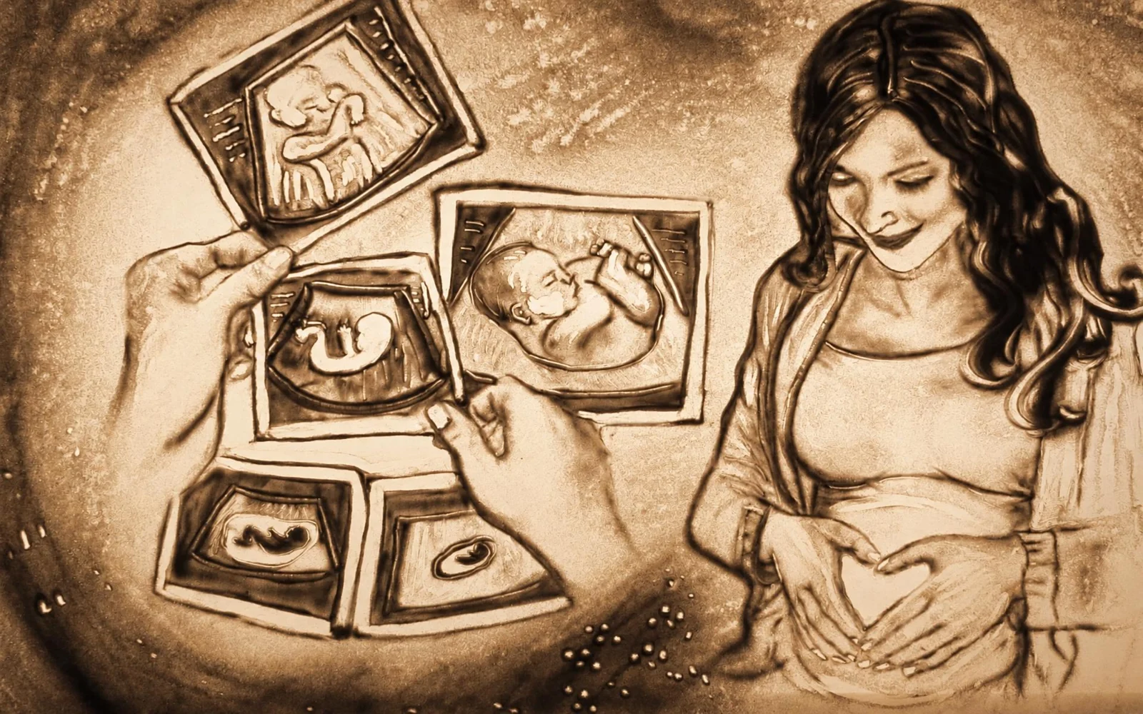 Sandbild einer schwangeren Frau neben gerahmten Babybildern und Ultraschallmotiven