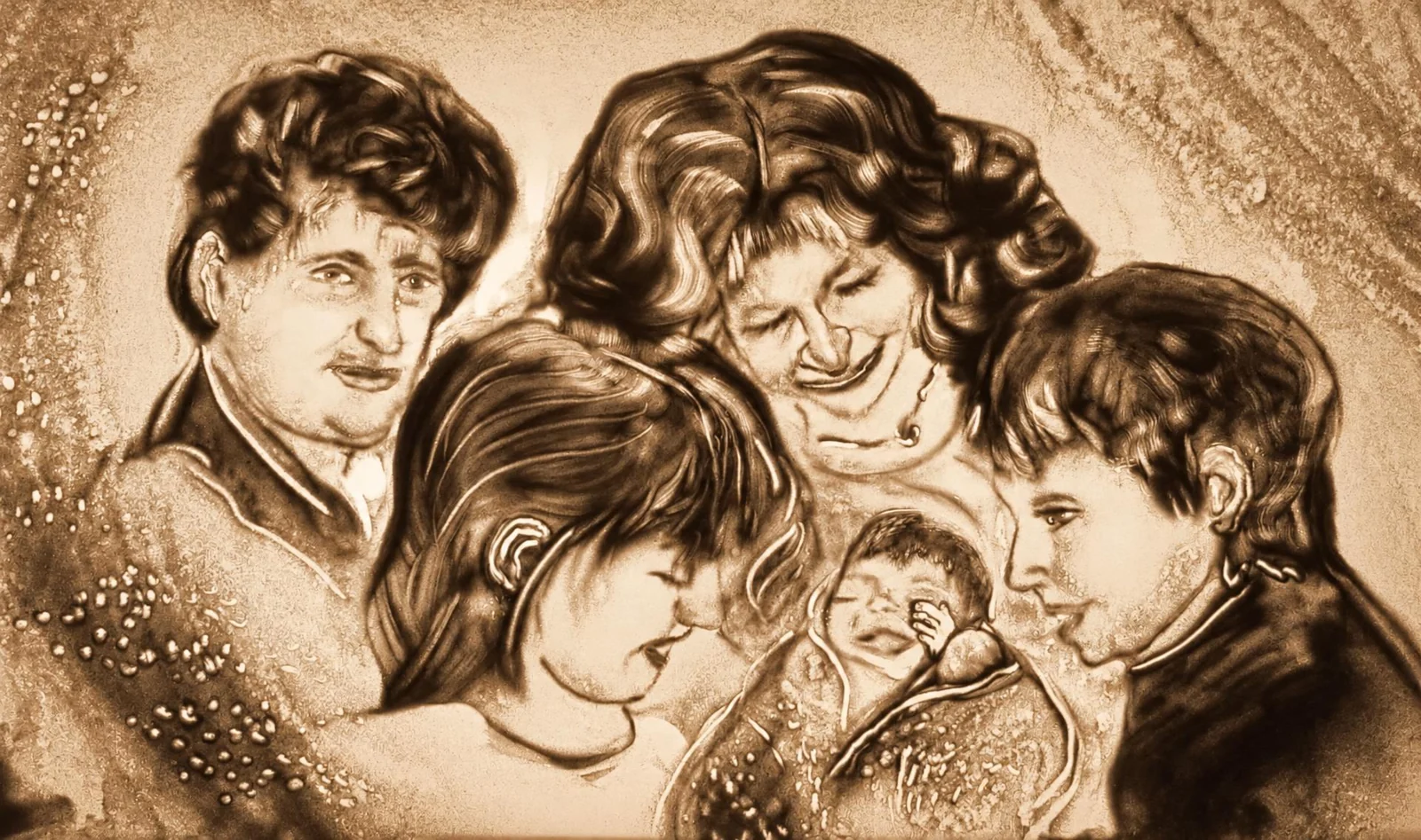 Sandbild einer Familie mit einem Baby, umgeben von mehreren Porträts
