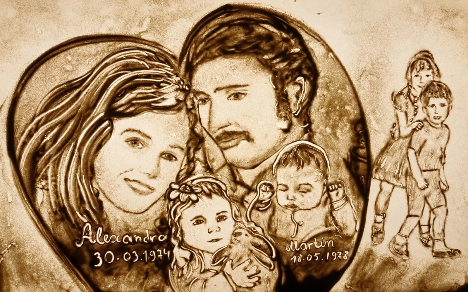 Sandbild mit Paarporträt in einem Herz, Kinderporträts und zwei Figuren